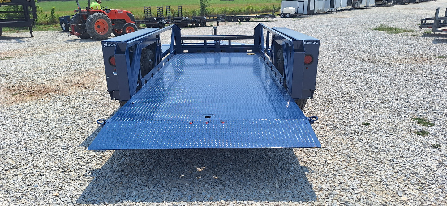 View of deck between the wheels with D-rings and x3 rear marker lights
